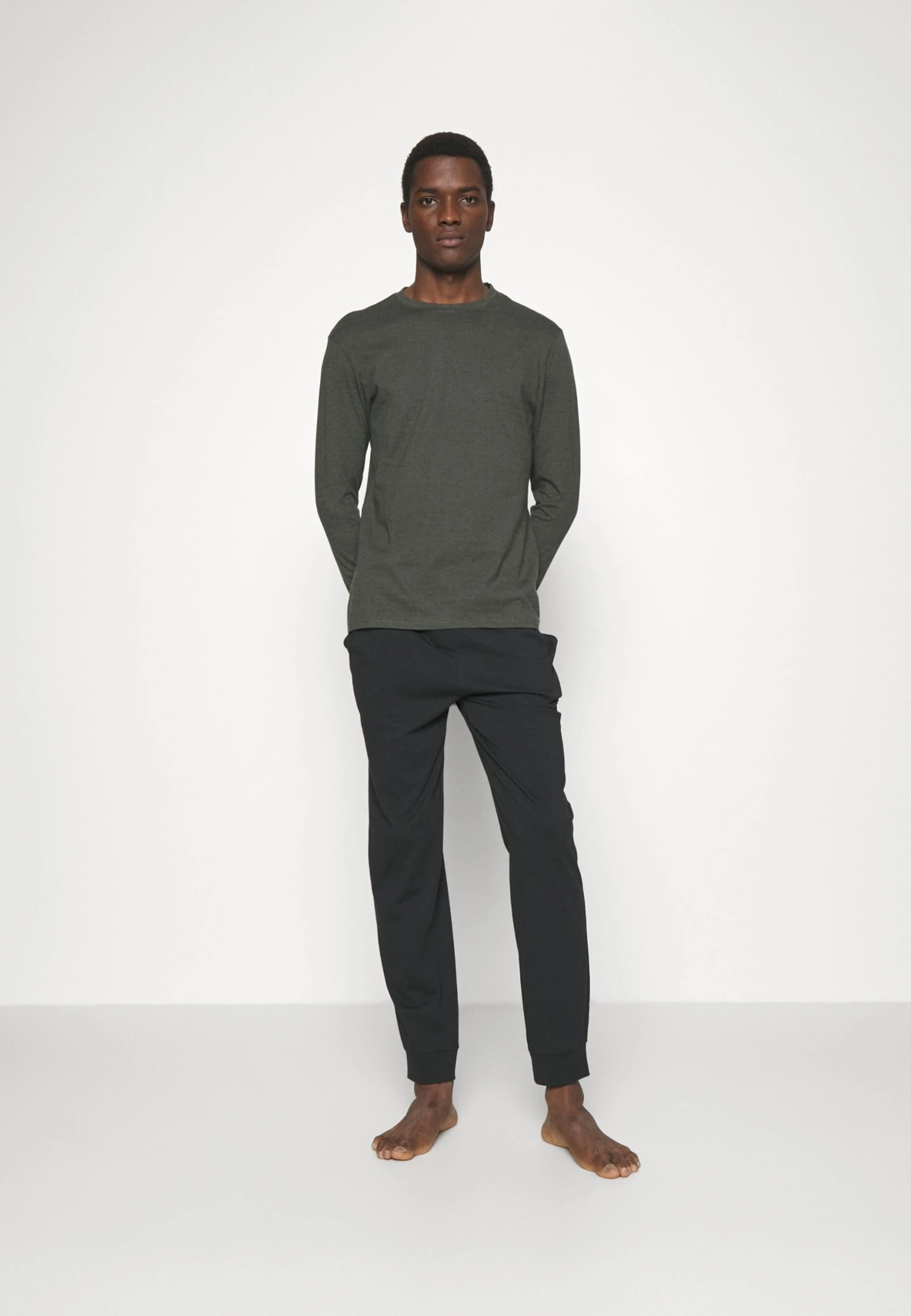 Pier One Piżama - Black/khaki 3 Pier One Piżama - Black/khaki