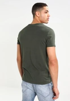 Pier One T-shirt Basic - Khaki 10 Pier One T-shirt Basic - Khaki -Sklep Z Odzieżą Męską e3f6b7ea382744389782379b744a9527