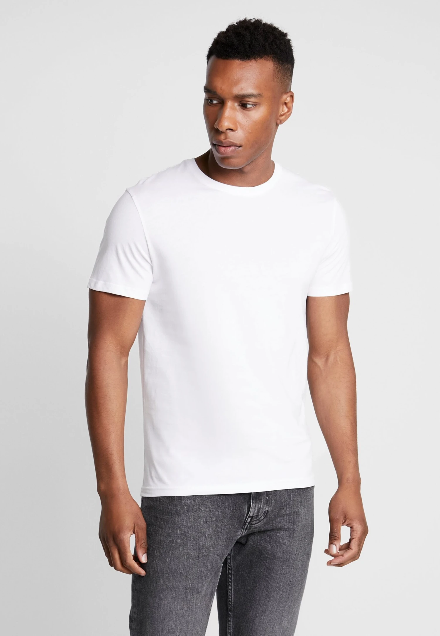 Pier One 3 PACK - T-shirt Basic - White 5 Pier One 3 PACK - T-shirt Basic - White - obrazek 3