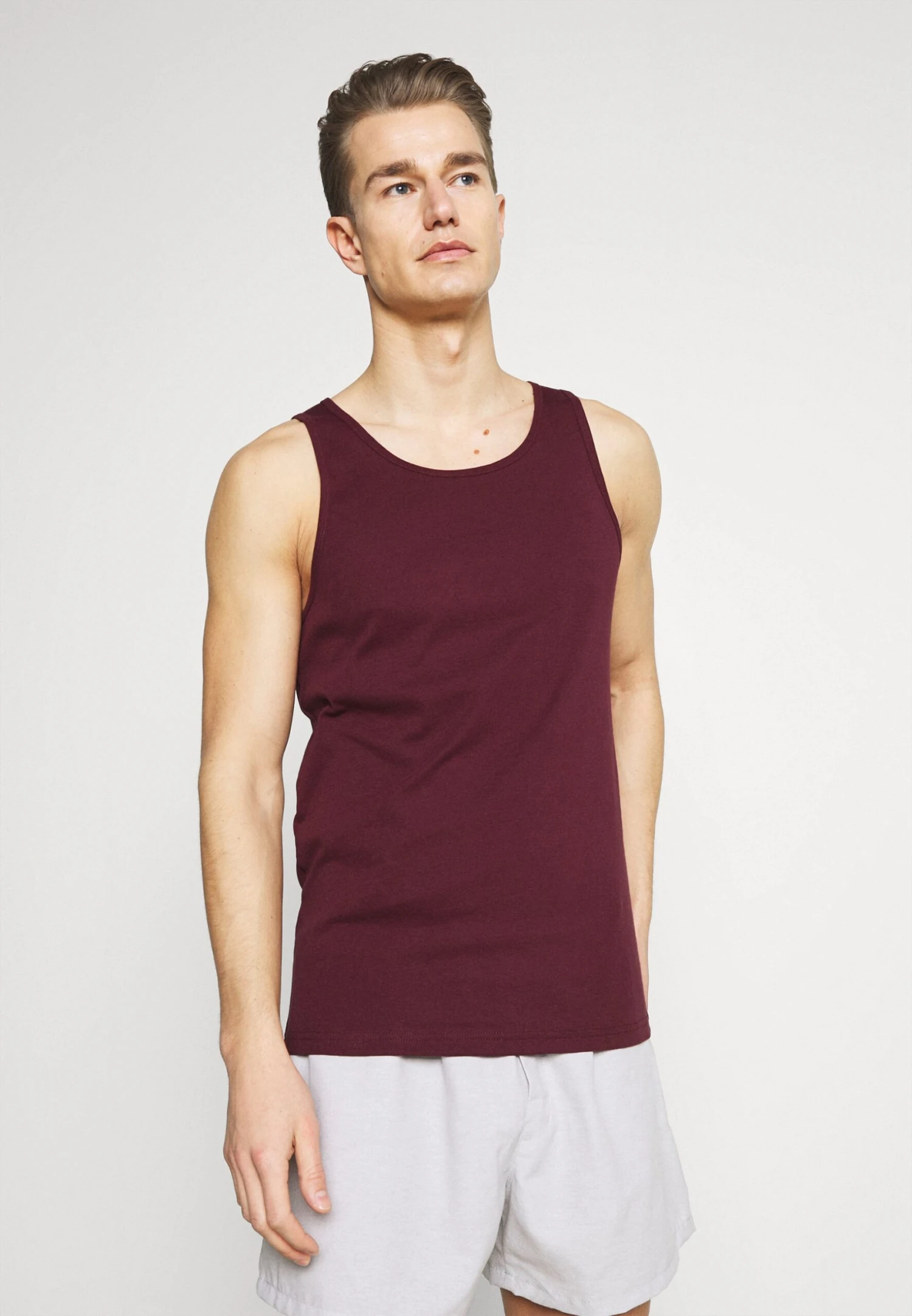 Pier One 3 PACK - Podkoszulki - Dark Blue/bordeaux/off-white 6 Pier One 3 PACK - Podkoszulki - Dark Blue/bordeaux/off-white - obrazek 4