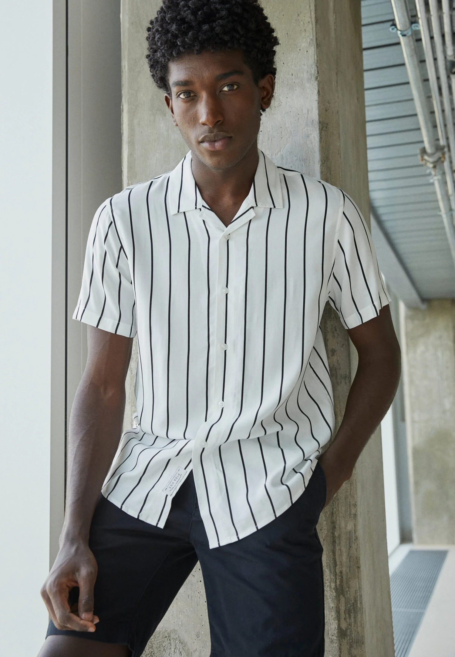 Pier One 2 PACK - Koszula - Black/white 5 Pier One 2 PACK - Koszula - Black/white - obrazek 3