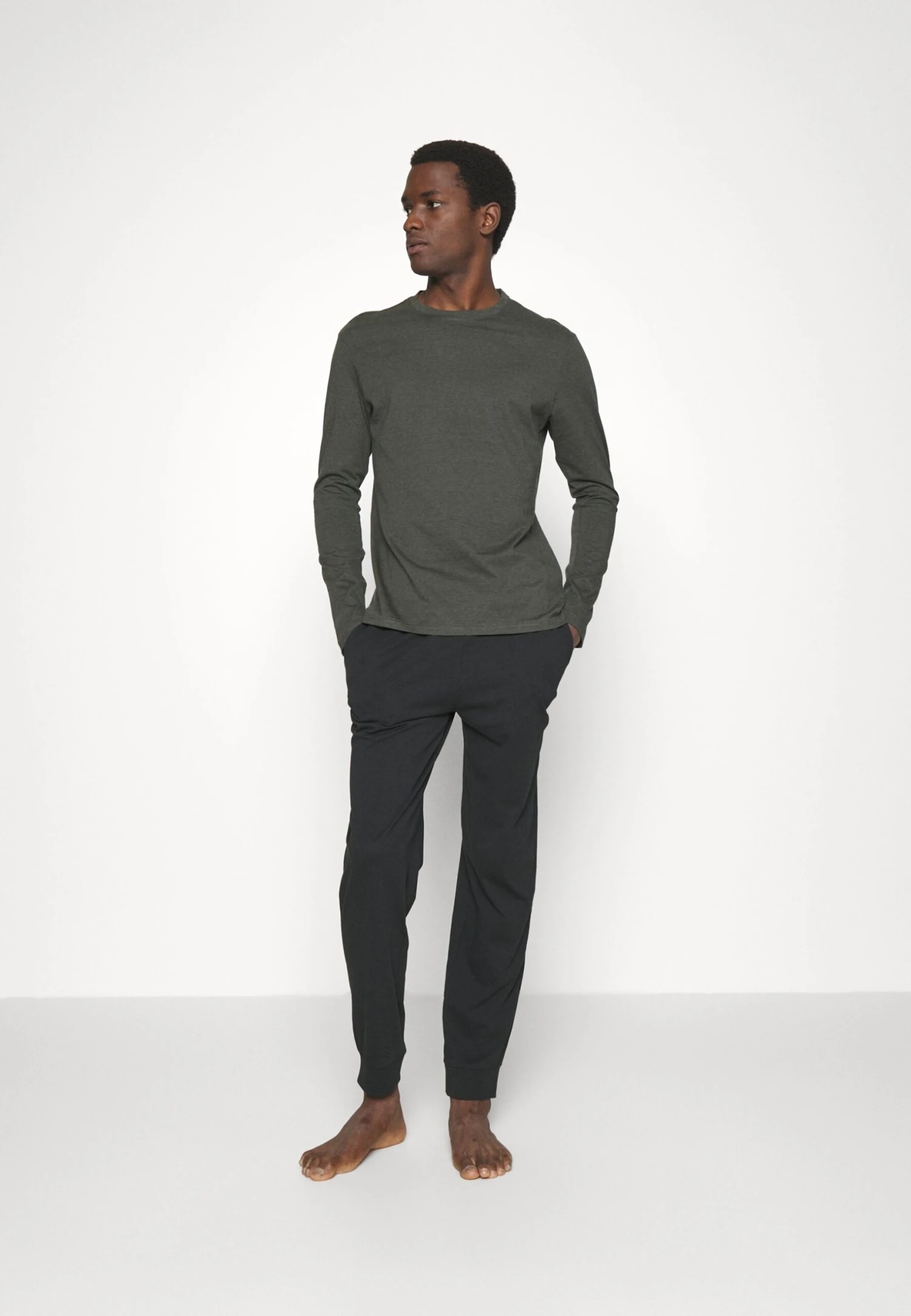 Pier One Piżama - Black/khaki 4 Pier One Piżama - Black/khaki - obrazek 2