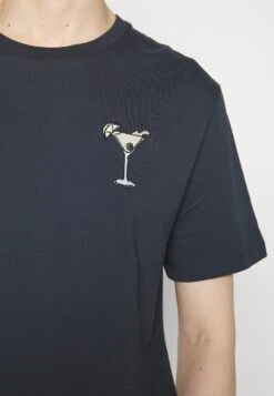 Pier One COCKTAIL TEE - T-shirt Z Nadrukiem - 503 - Dark Blue 13 Pier One COCKTAIL TEE - T-shirt Z Nadrukiem - 503 - Dark Blue -Sklep Z Odzieżą Męską f4003dd8624b48549a344f3374008678