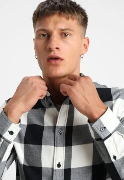 Pier One Koszula - Black/white 11 Pier One Koszula - Black/white -Sklep Z Odzieżą Męską f53db08a39734cb0a9045c08ab5cf6e6