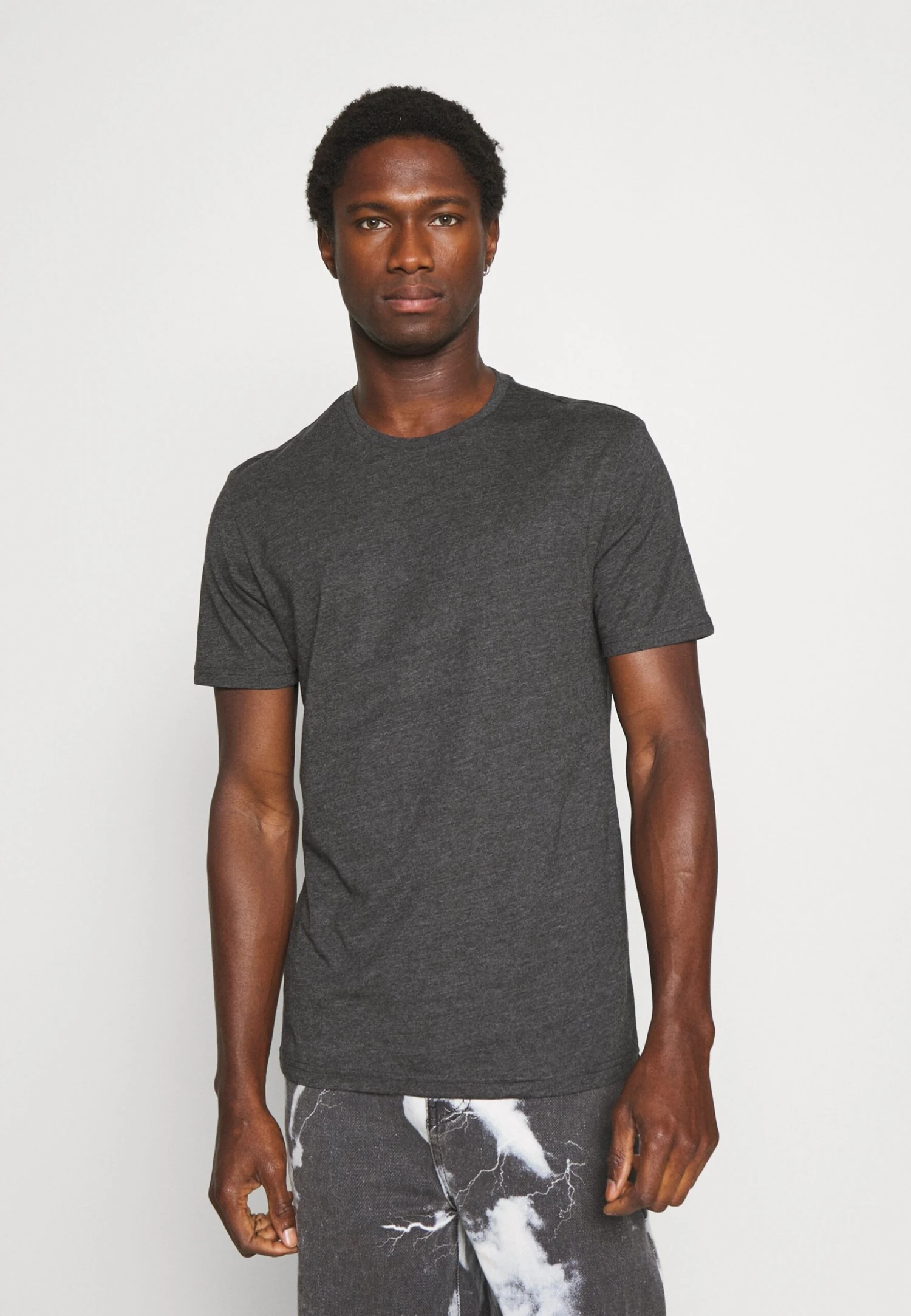 Pier One 3 PACK - T-shirt Basic - Black/mottled Dark Grey/bordeaux 6 Pier One 3 PACK - T-shirt Basic - Black/mottled Dark Grey/bordeaux - obrazek 4